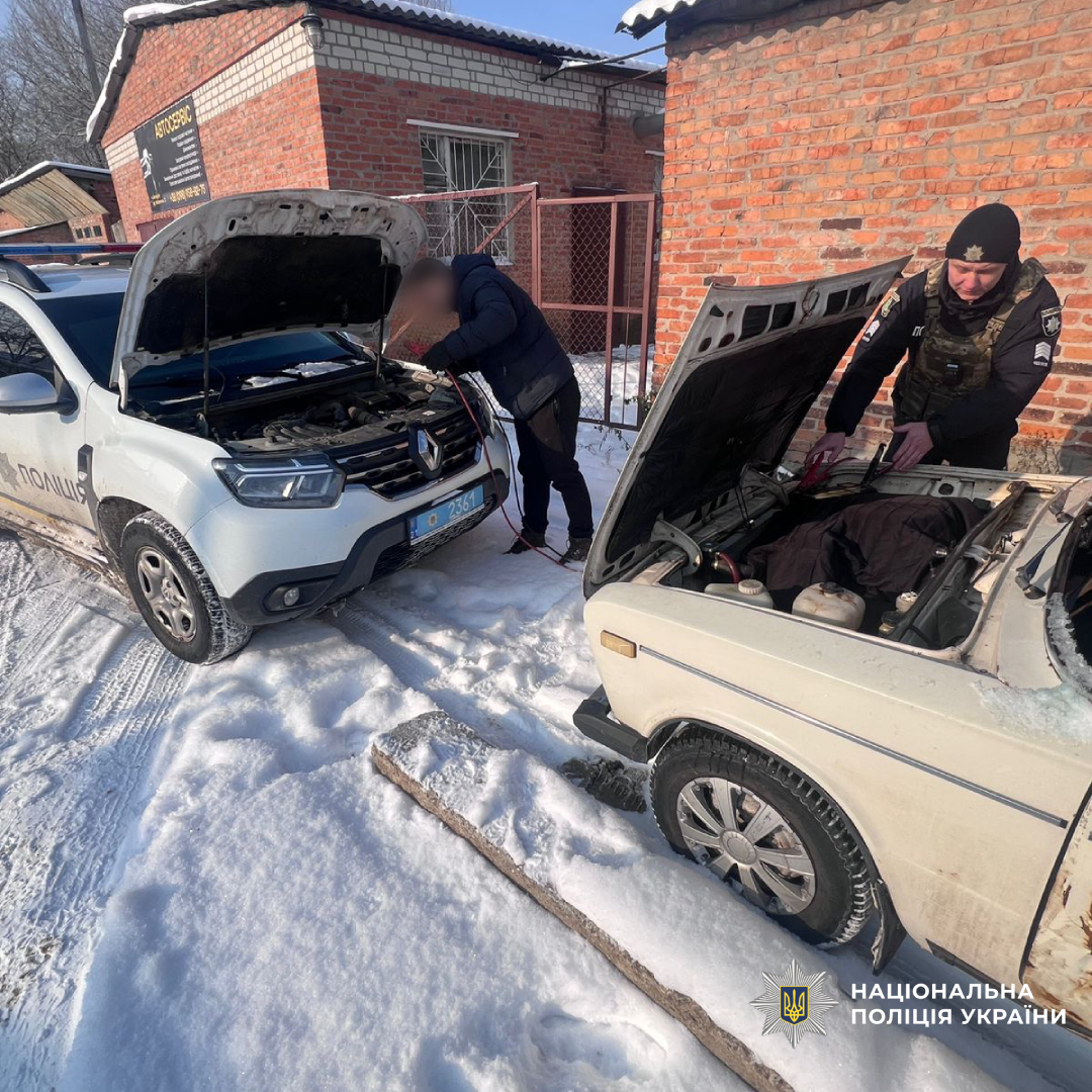 Поліцейські Харківщини допомагають водіям у складних погодних умовах