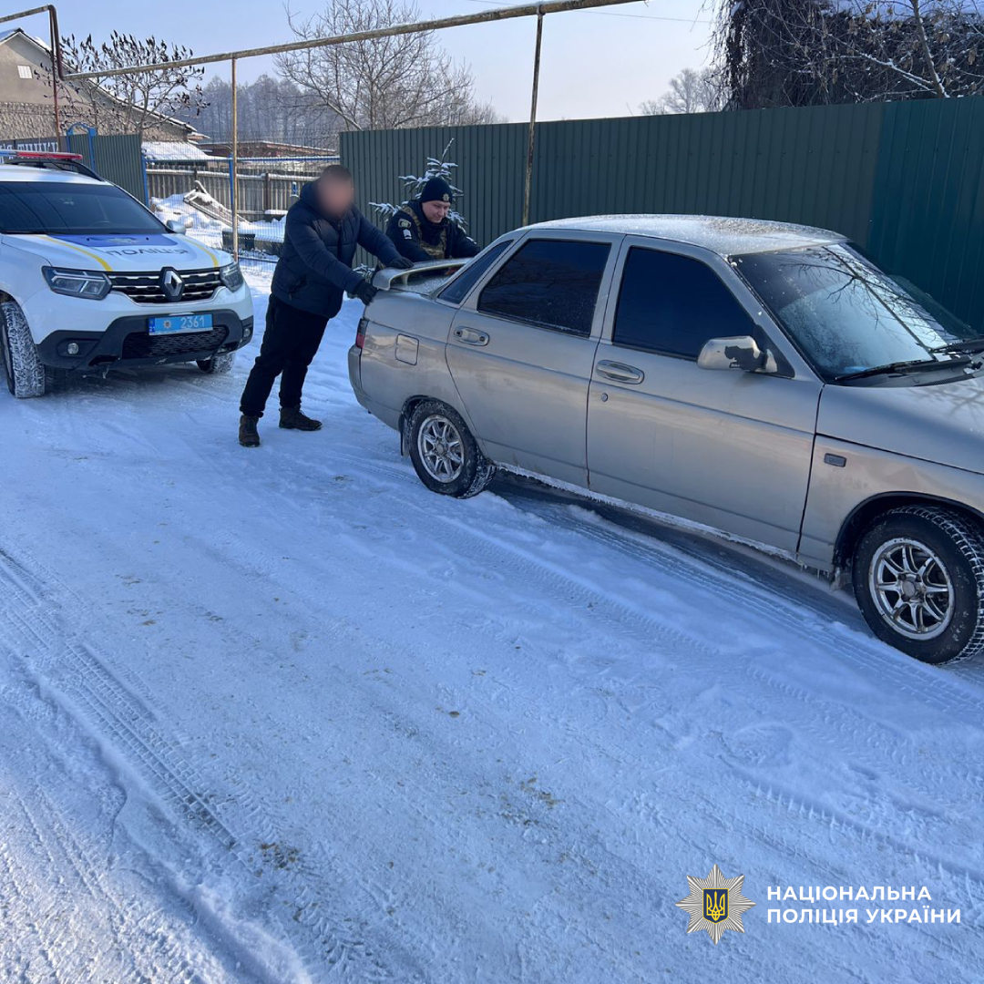 Поліцейські Харківщини допомагають водіям у складних погодних умовах