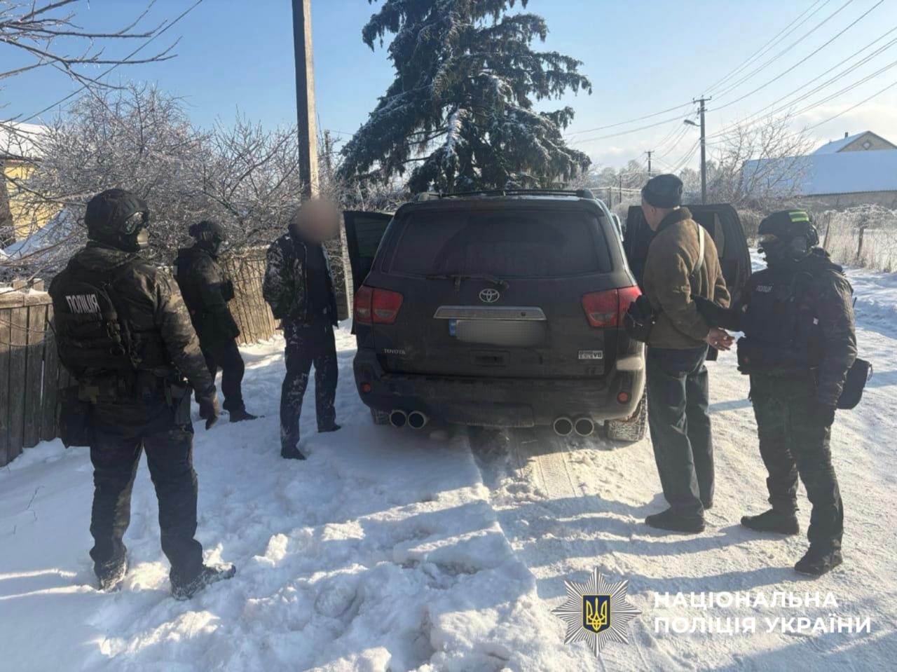 На фотографії зображено затримання зловмисників.