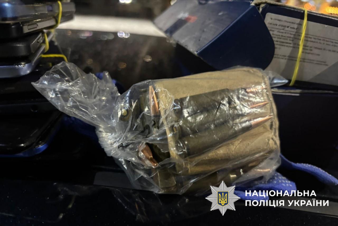 На фотографії зображено вилучені набої.