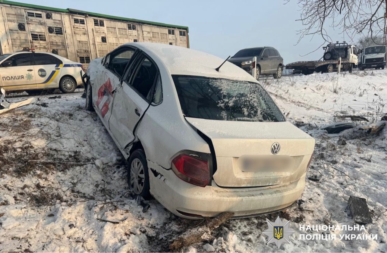 На фотографії зображено автомобіль, який є учасником ДТП.