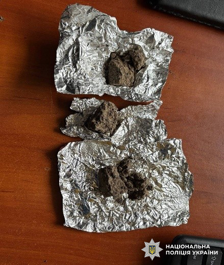 Встановлено, що фігуранти налагодили постачання наркотичних засобів з країн Європи на територію України, а також організували збут героїну, фентанілу та кокаїну у Львові. Щомісячний прибуток злочинної групи становив понад 4 мільйони гривень.