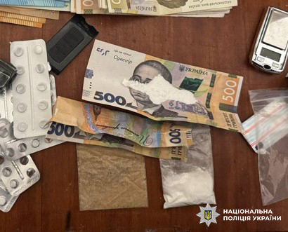 Встановлено, що фігуранти налагодили постачання наркотичних засобів з країн Європи на територію України, а також організували збут героїну, фентанілу та кокаїну у Львові. Щомісячний прибуток злочинної групи становив понад 4 мільйони гривень.