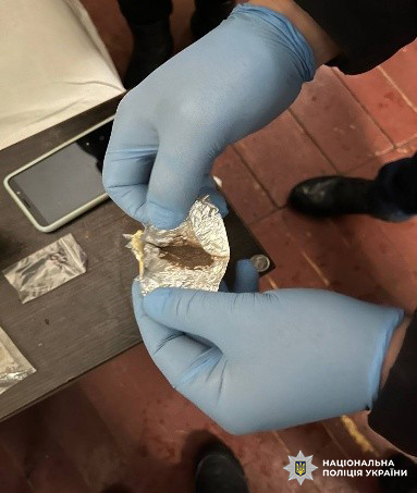 Встановлено, що фігуранти налагодили постачання наркотичних засобів з країн Європи на територію України, а також організували збут героїну, фентанілу та кокаїну у Львові. Щомісячний прибуток злочинної групи становив понад 4 мільйони гривень.