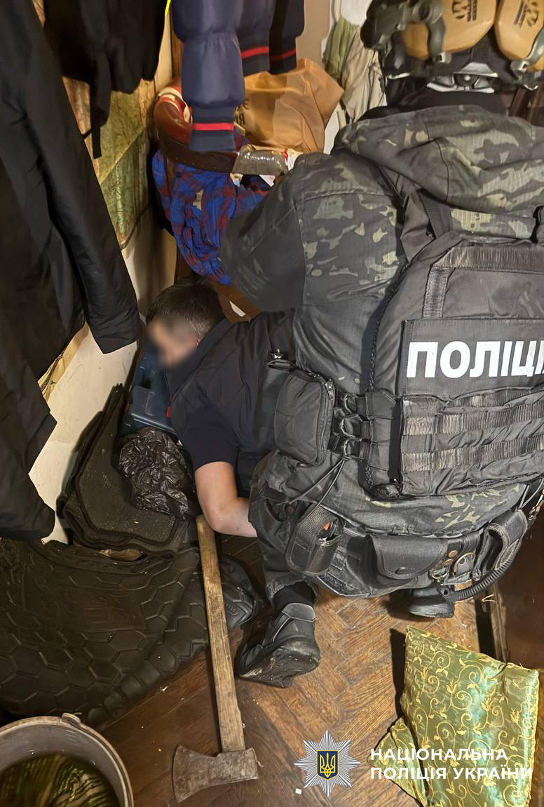 Встановлено, що фігуранти налагодили постачання наркотичних засобів з країн Європи на територію України, а також організували збут героїну, фентанілу та кокаїну у Львові. Щомісячний прибуток злочинної групи становив понад 4 мільйони гривень.