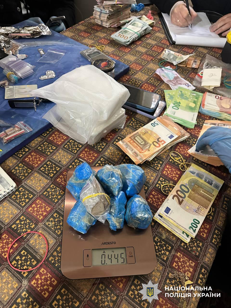 Встановлено, що фігуранти налагодили постачання наркотичних засобів з країн Європи на територію України, а також організували збут героїну, фентанілу та кокаїну у Львові. Щомісячний прибуток злочинної групи становив понад 4 мільйони гривень.