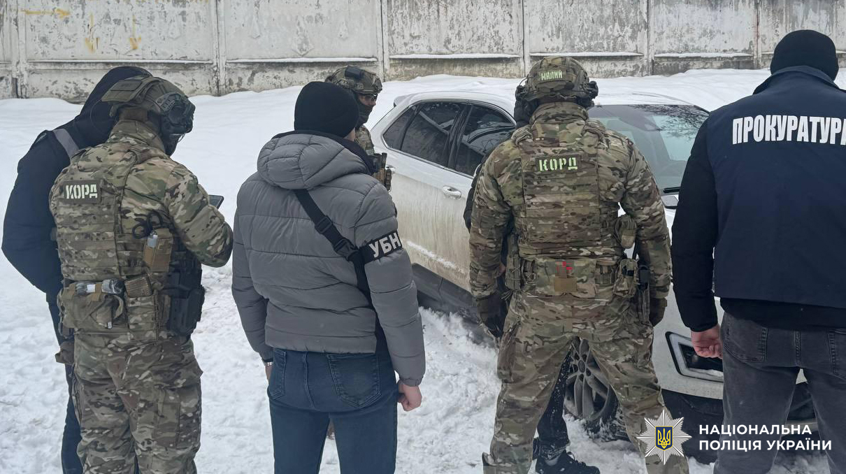 Встановлено, що фігуранти налагодили постачання наркотичних засобів з країн Європи на територію України, а також організували збут героїну, фентанілу та кокаїну у Львові. Щомісячний прибуток злочинної групи становив понад 4 мільйони гривень.