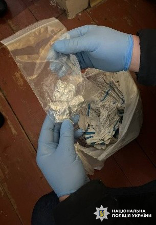 Встановлено, що фігуранти налагодили постачання наркотичних засобів з країн Європи на територію України, а також організували збут героїну, фентанілу та кокаїну у Львові. Щомісячний прибуток злочинної групи становив понад 4 мільйони гривень.