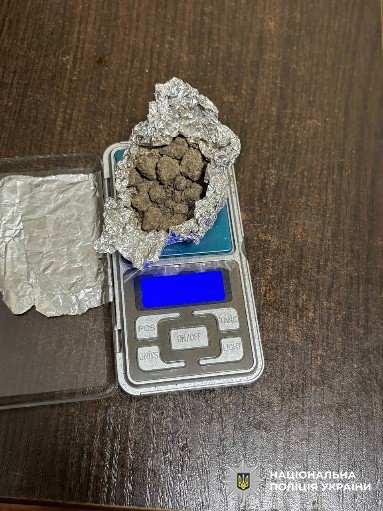 Встановлено, що фігуранти налагодили постачання наркотичних засобів з країн Європи на територію України, а також організували збут героїну, фентанілу та кокаїну у Львові. Щомісячний прибуток злочинної групи становив понад 4 мільйони гривень.