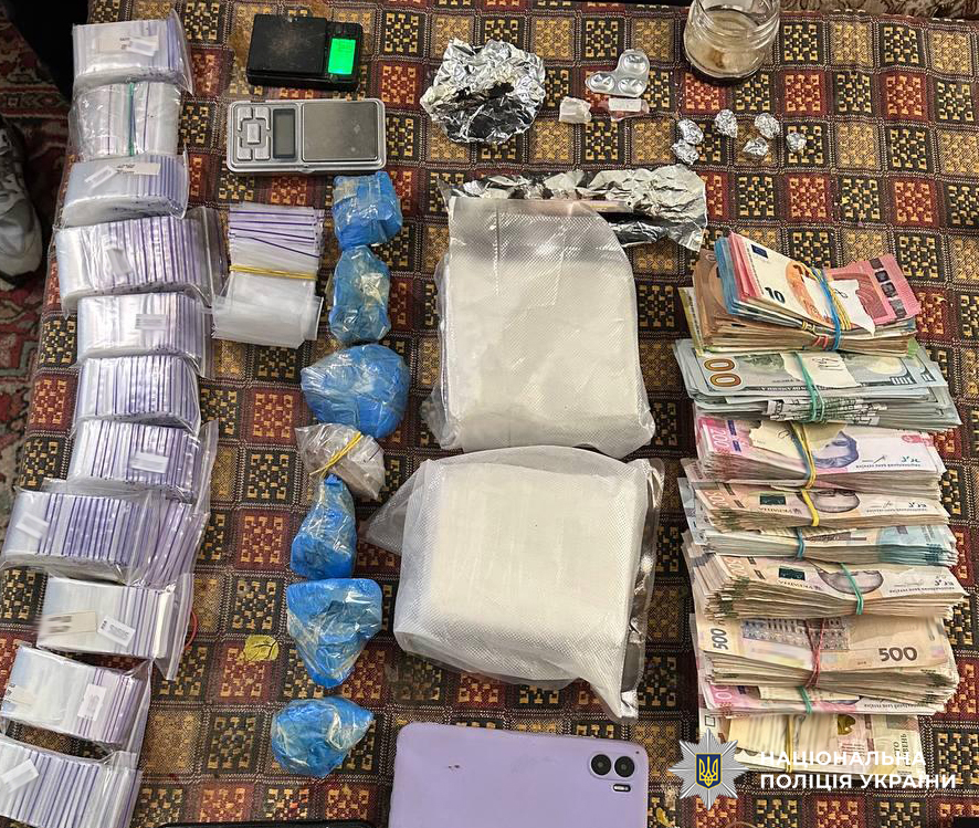 Встановлено, що фігуранти налагодили постачання наркотичних засобів з країн Європи на територію України, а також організували збут героїну, фентанілу та кокаїну у Львові. Щомісячний прибуток злочинної групи становив понад 4 мільйони гривень.