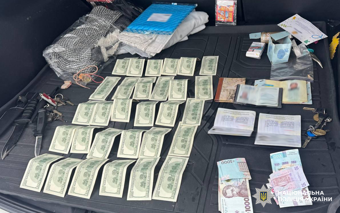 Встановлено, що фігуранти налагодили постачання наркотичних засобів з країн Європи на територію України, а також організували збут героїну, фентанілу та кокаїну у Львові. Щомісячний прибуток злочинної групи становив понад 4 мільйони гривень.