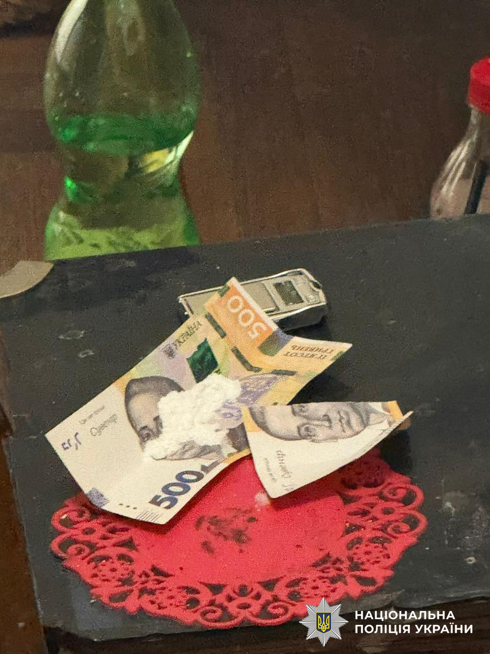 Встановлено, що фігуранти налагодили постачання наркотичних засобів з країн Європи на територію України, а також організували збут героїну, фентанілу та кокаїну у Львові. Щомісячний прибуток злочинної групи становив понад 4 мільйони гривень.