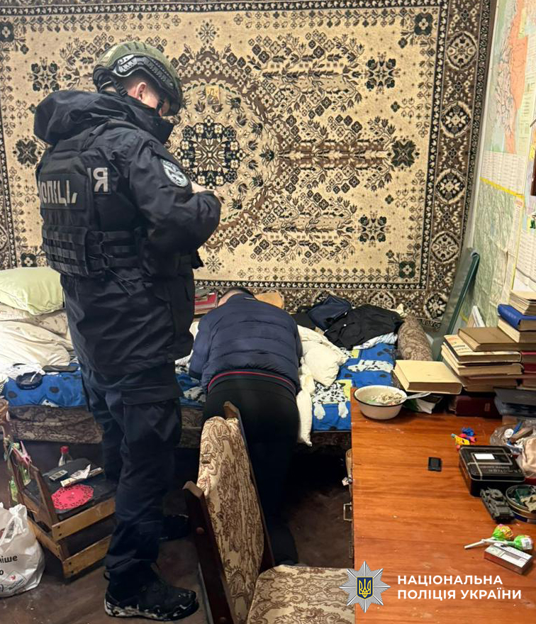 Встановлено, що фігуранти налагодили постачання наркотичних засобів з країн Європи на територію України, а також організували збут героїну, фентанілу та кокаїну у Львові. Щомісячний прибуток злочинної групи становив понад 4 мільйони гривень.