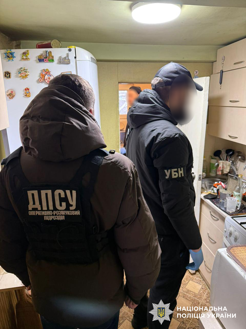 Встановлено, що фігуранти налагодили постачання наркотичних засобів з країн Європи на територію України, а також організували збут героїну, фентанілу та кокаїну у Львові. Щомісячний прибуток злочинної групи становив понад 4 мільйони гривень.