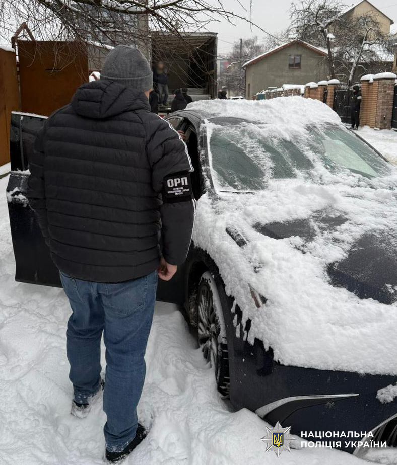 Встановлено, що фігуранти налагодили постачання наркотичних засобів з країн Європи на територію України, а також організували збут героїну, фентанілу та кокаїну у Львові. Щомісячний прибуток злочинної групи становив понад 4 мільйони гривень.