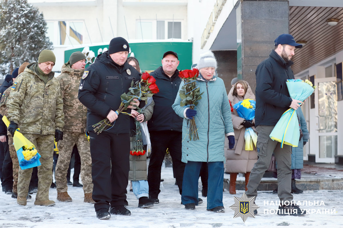 Начальник ГУНП в Хмельницькій області Руслан Герасимчук та мама загиблого Міністра внутрішніх справ Дениса Монастирського тримають квіти.