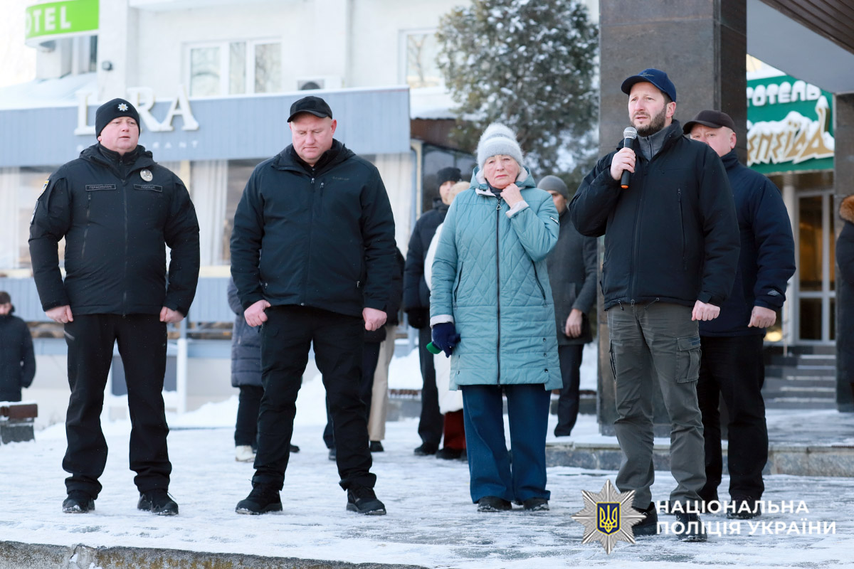 На фото мама забиблого Мінстра, голова Хмельницької ОВА Сергій Тюрін та народний депутат Ватрас.