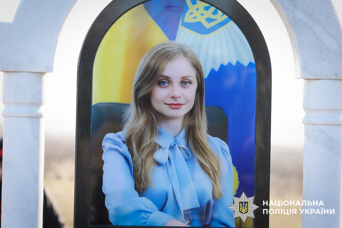 На фото памятник на могилі Тетяни Шутяк у рідному селі Соколівка.