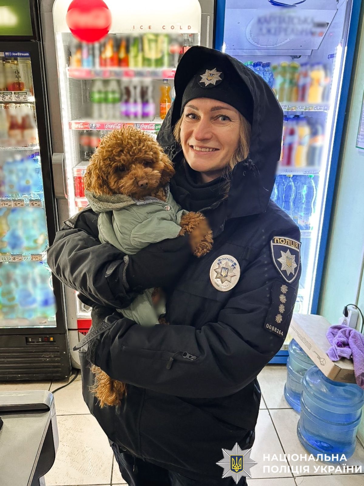 На фотографії зображено поліцейську із загубленим песиком.