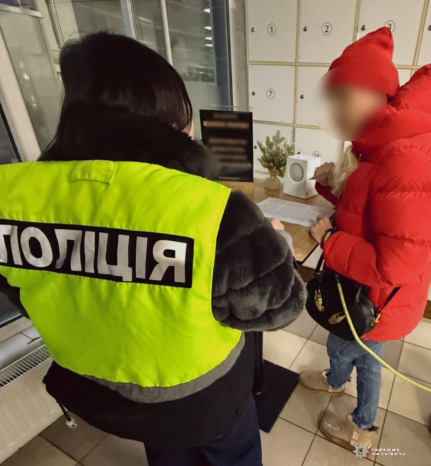 поліцеська оголошує про підозру фігурантці