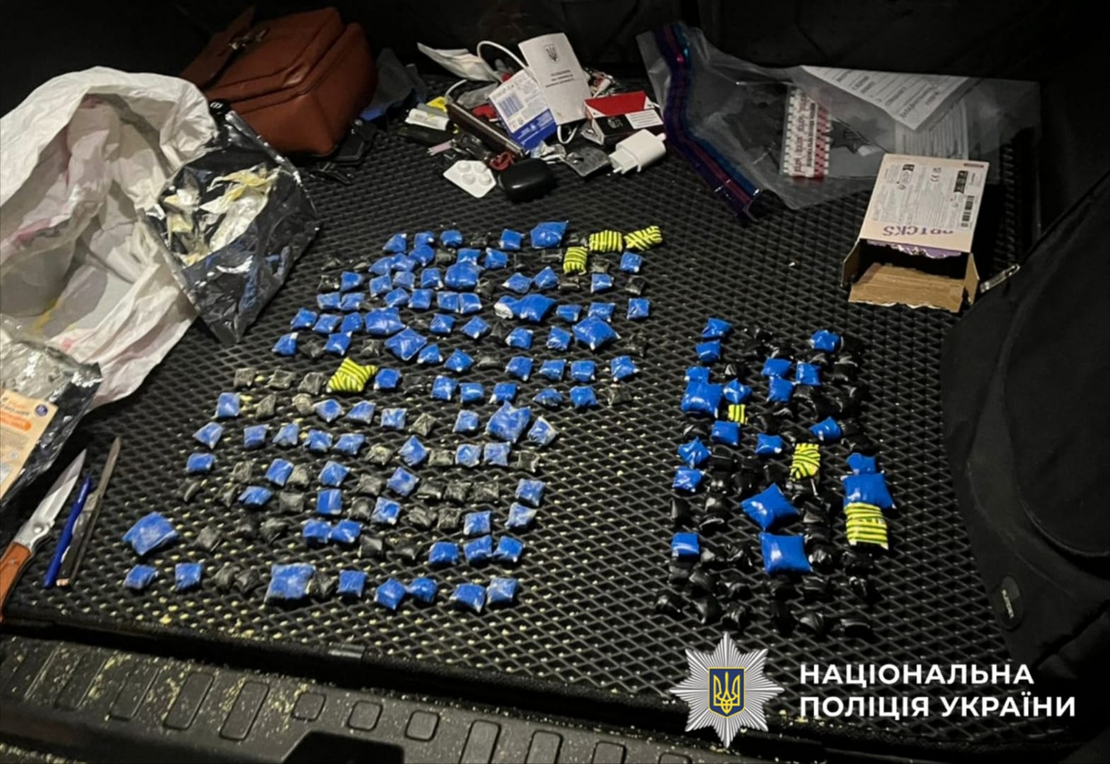 На фото вилучені речові докази під час обшуку.