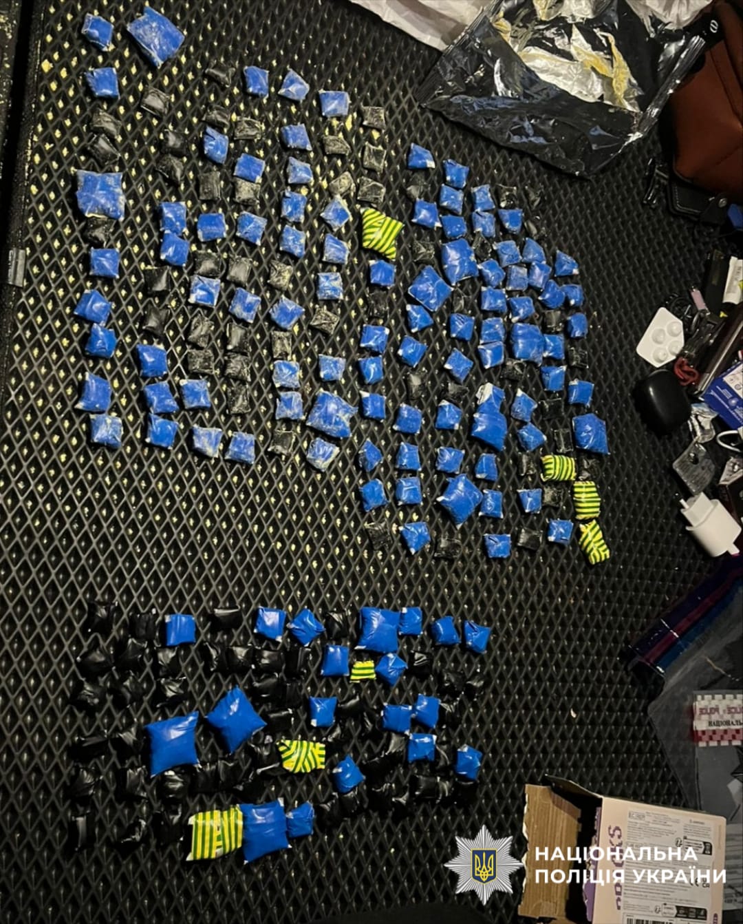 На фото вилучені речові докази під час обшуку.