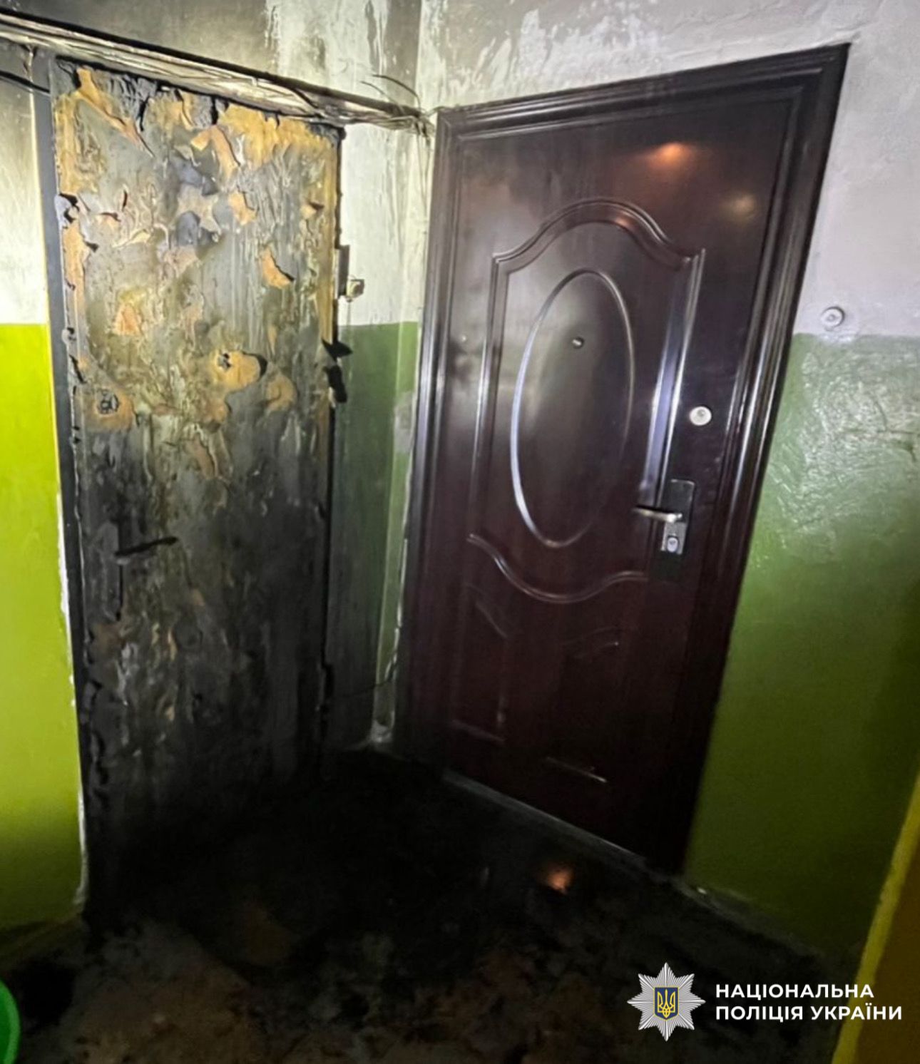 на фото зображено обгорілі двері