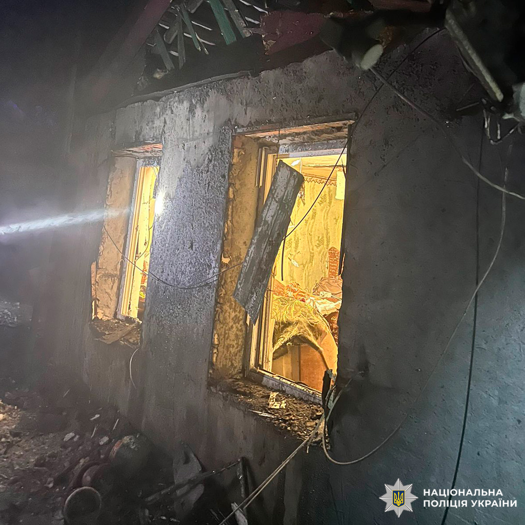 Поліція задокументувала пошкодження житлової будівлі: обгоріла стіна, уламки біля фундаменту, з вікон видно меблі та речі.