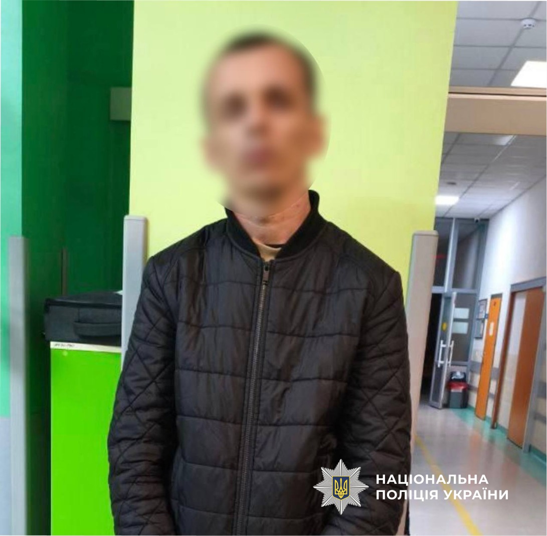 на фото стоїть обвинувачений