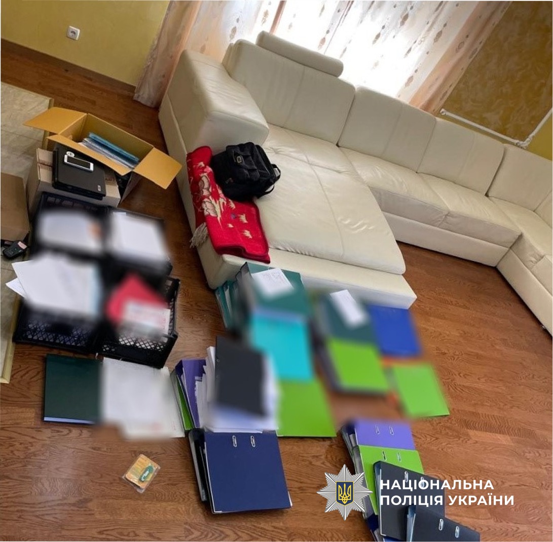 На фото документація, яку поліцейські виявили та вилучили під час обшуків