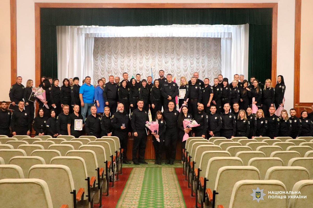 Група співробітників Національної поліції України на сцені під час урочистої церемонії.
