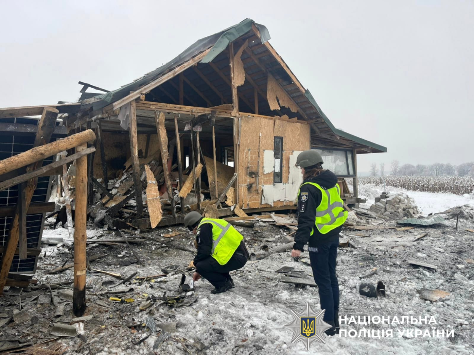 На фотографії зображено наслідки ворожої атаки на Київщину.