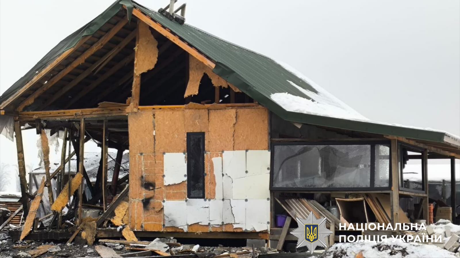 На фотографії зображено наслідки ворожої атаки на Київщину.
