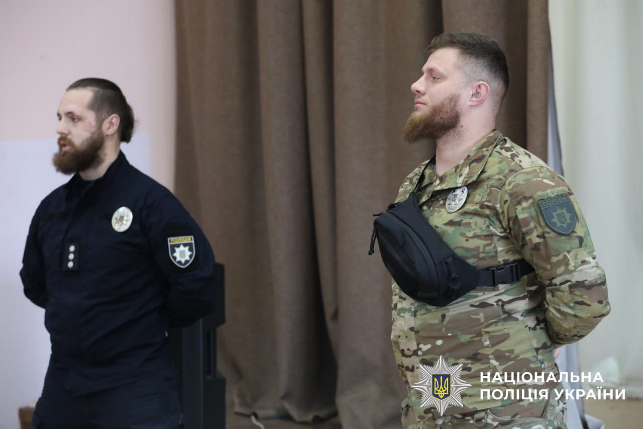 На фотографії зображено учасників лекції.