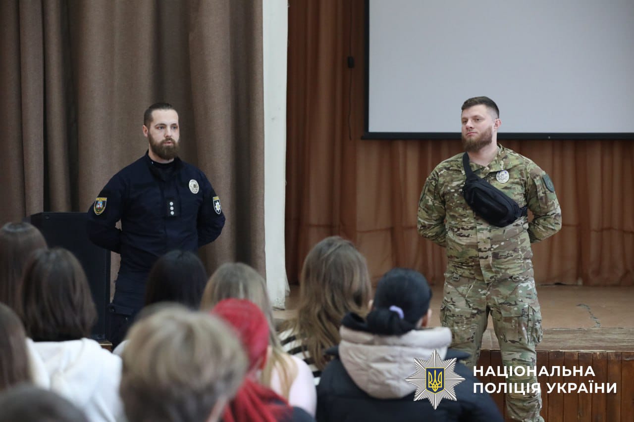 На фотографії зображено учасників лекції.