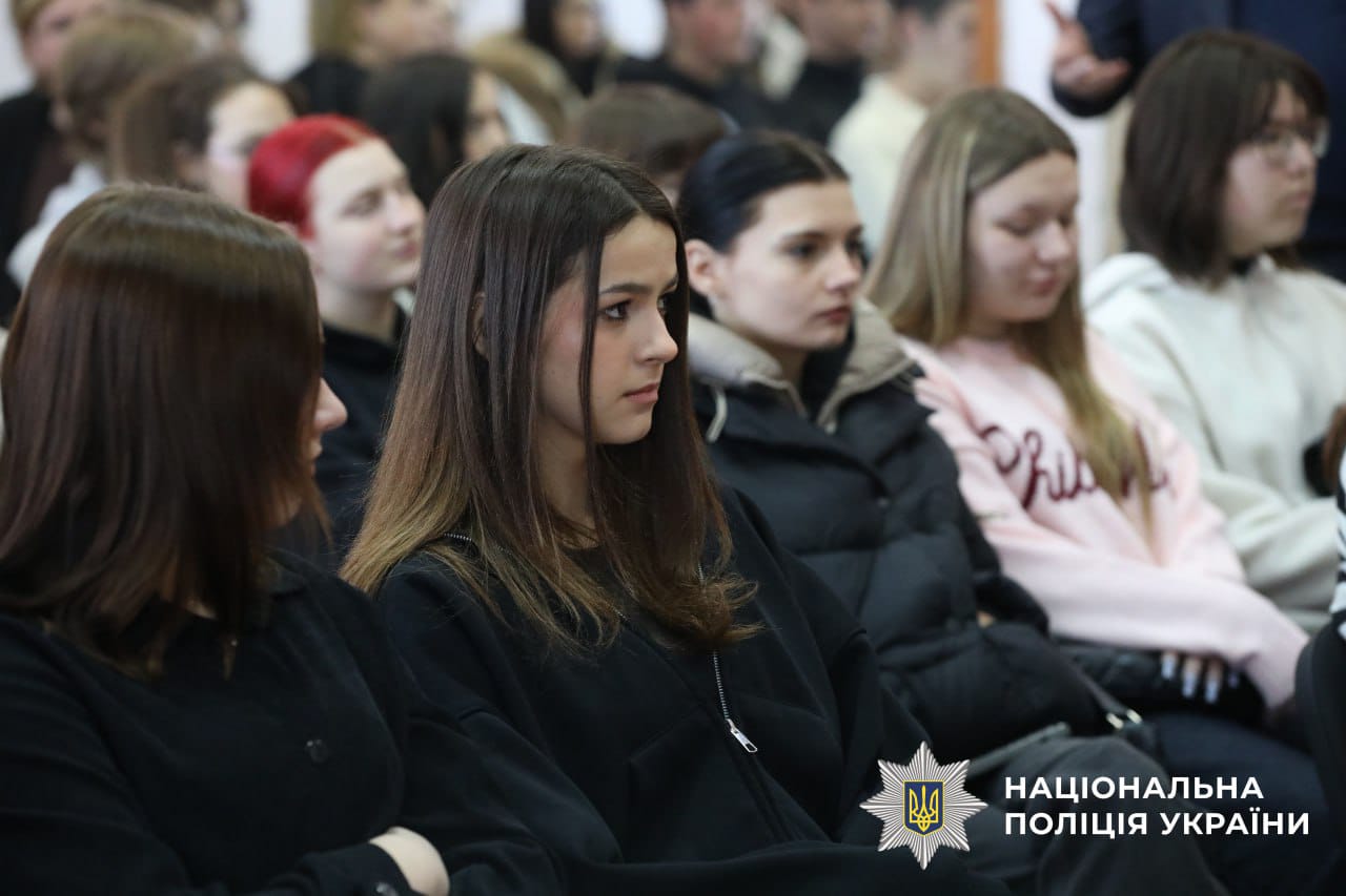 На фотографії зображено учасників лекції.