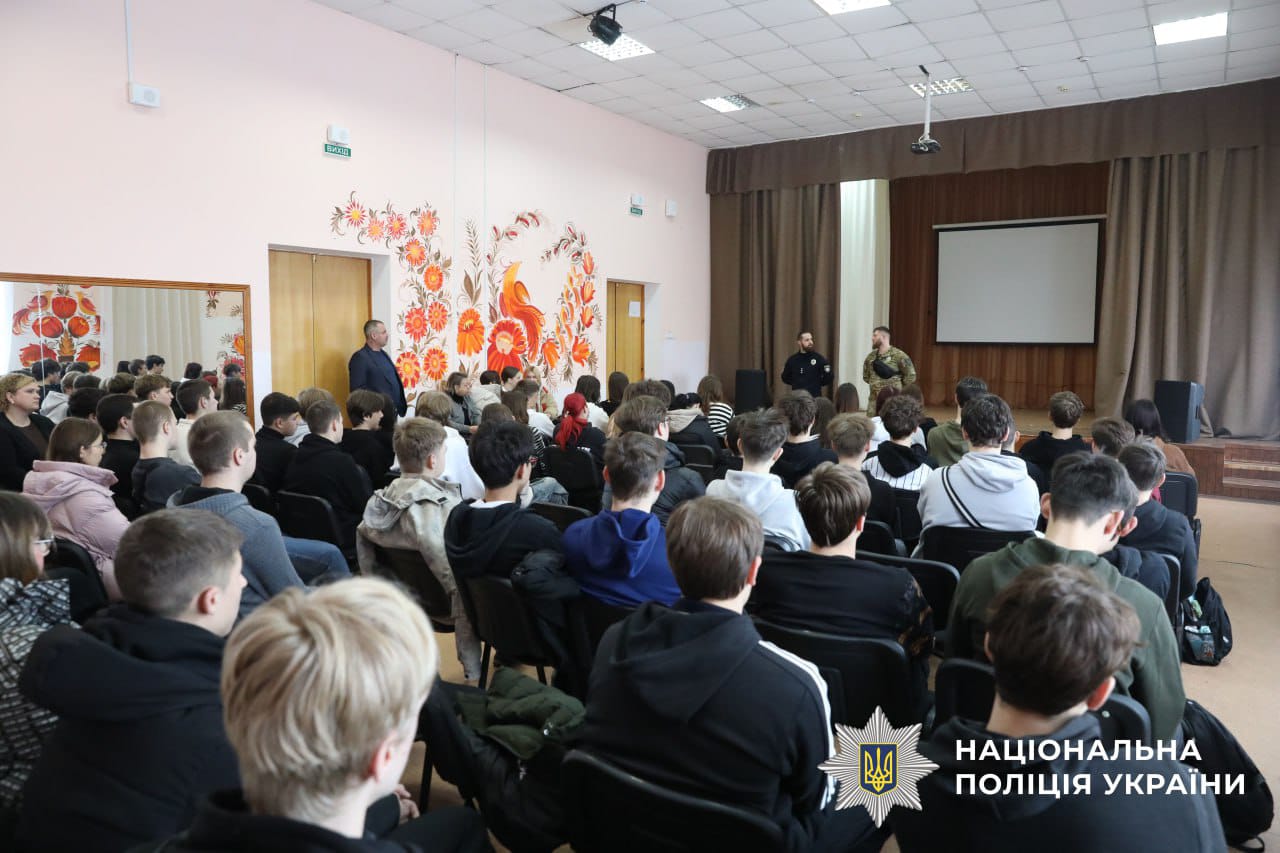 На фотографії зображено учасників лекції.