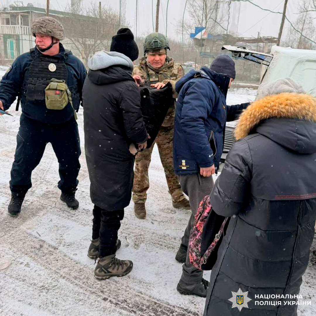 Поліцейські та військові допомагають людям серед зимового холоду.