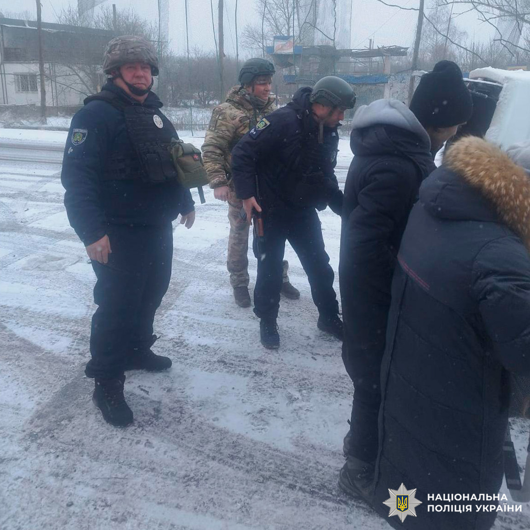 Поліцейські та військові допомагають людям серед зимового холоду.