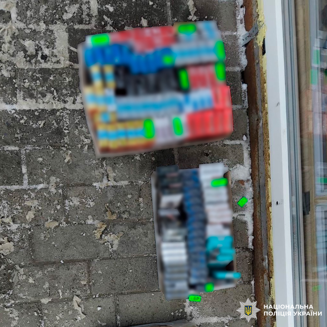 Коробки з різними марками сигарет стоять просто неба на снігу.