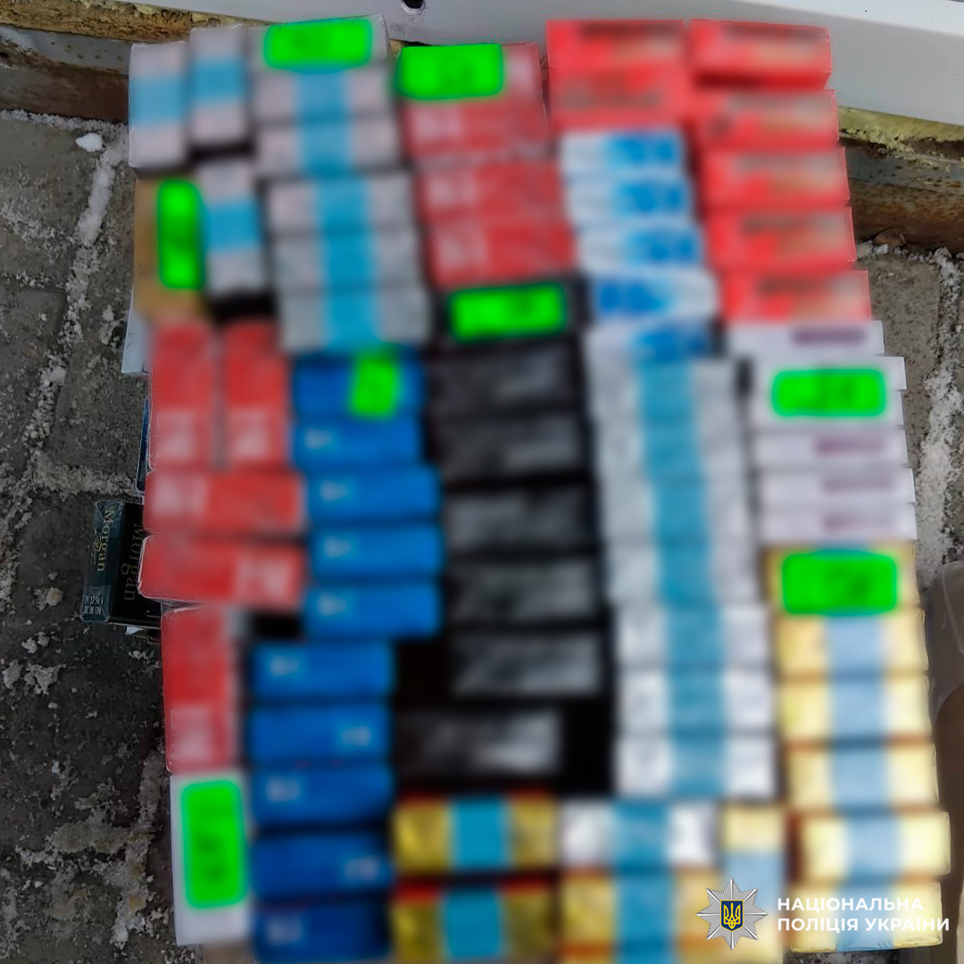 На столі під відкритим небом акуратно розкладені пачки сигарет різних марок, з прикріпленими цінниками від 60 до 75 гривень.