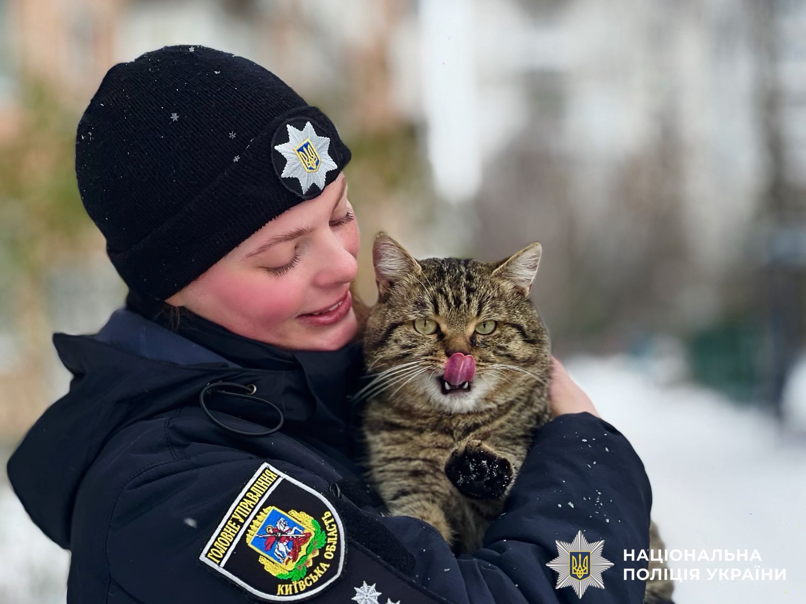 На фото поліцейська разом із котиком, якого тримає на руках.