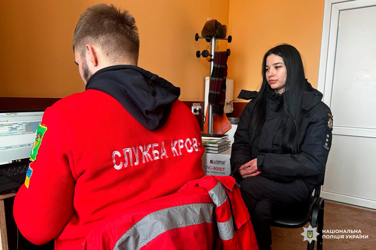 Правоохоронець у формі та представник служби порятунку взаємодіють у робочому кабінеті.