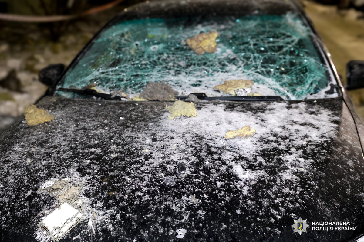 Пошкоджене авто: розбите лобове скло, уламки та сніг на капоті.