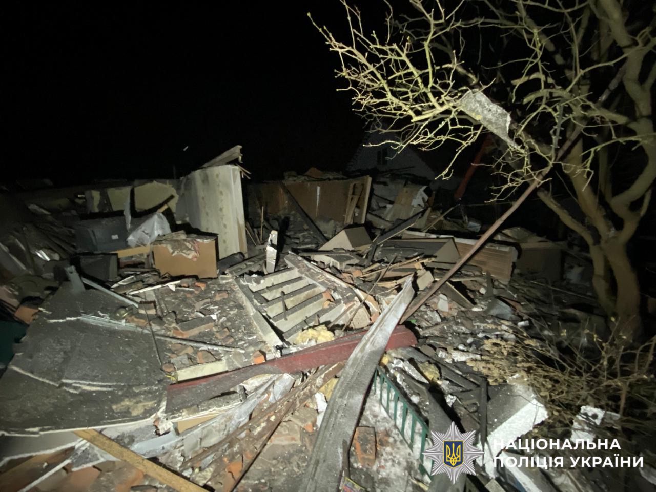 На фото зниенищена господарська будівля.