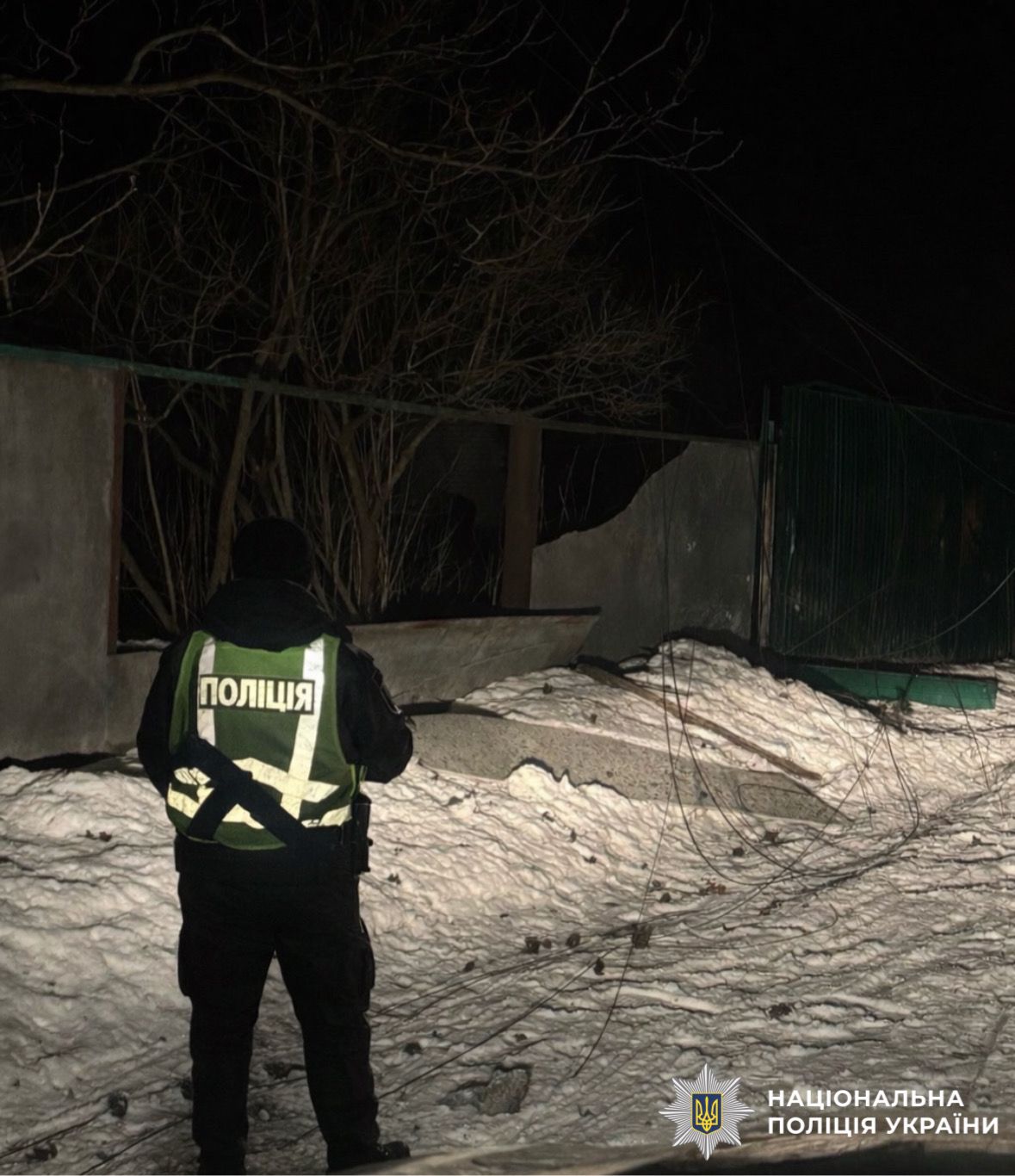 На фото поліцейський, який здійснює документування наслідків атаки.