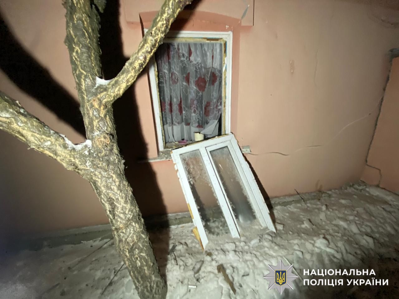 На фото пошкодженне вікно буднку.