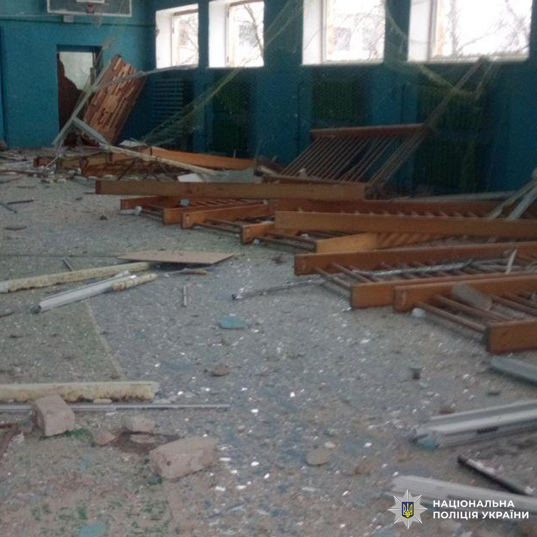 Зруйнований спортивний зал із уламками на підлозі.