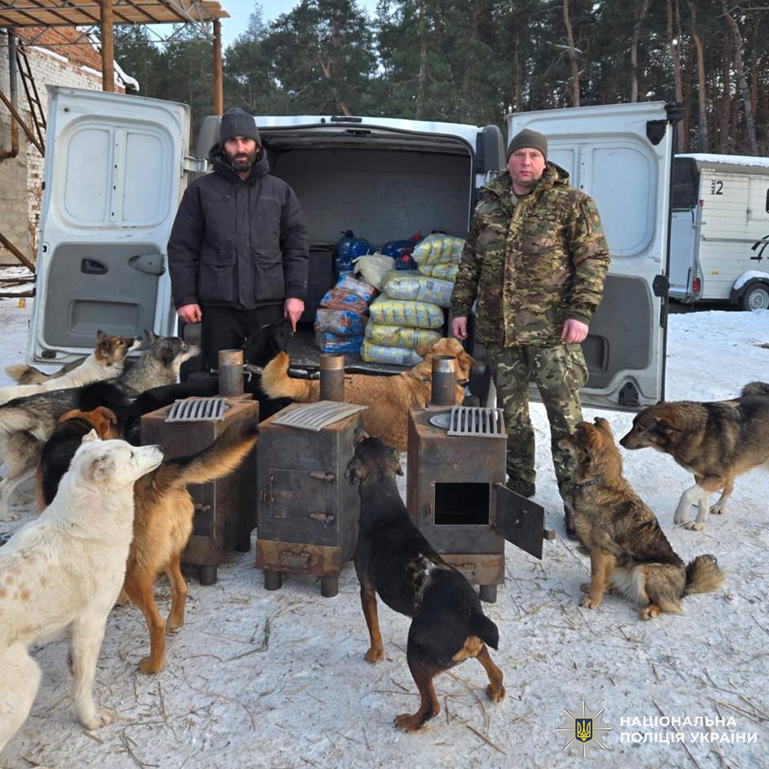 Передача буржуйок і корму для собак, волонтери біля авто взимку.