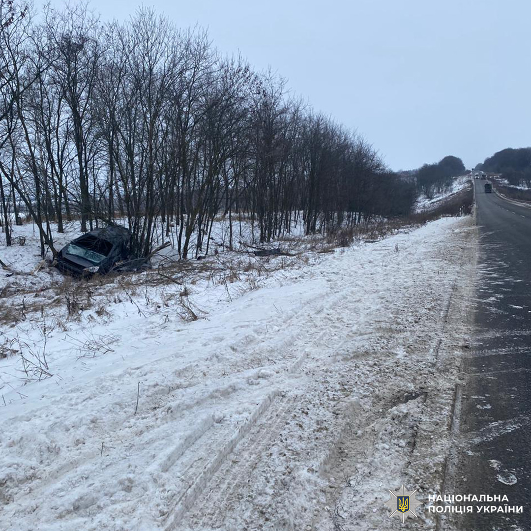 Авто злетіло з дороги й врізалось у дерева, зима.